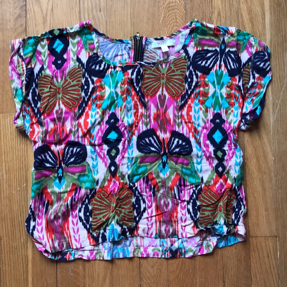 Colorful patterned top perfect for summer! 🌞
